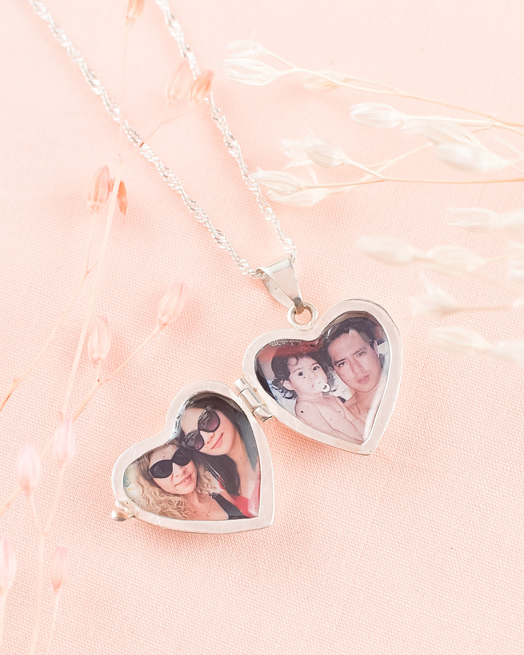 collar relicario corazon, collar plateado texturado, collar de corazon plateado, collar para colocar fotos, relicario