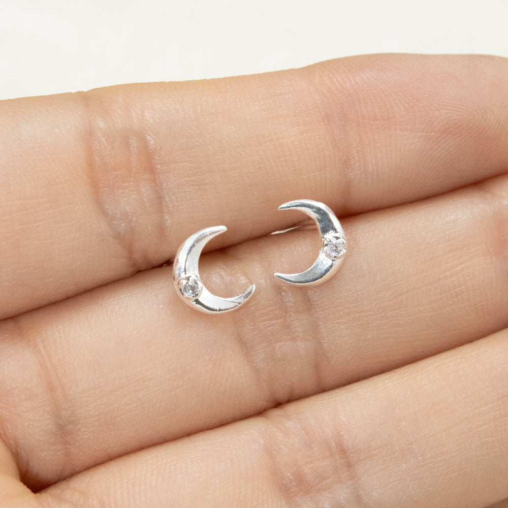 Aretes pegados en forma de luna con piedra plateados plata