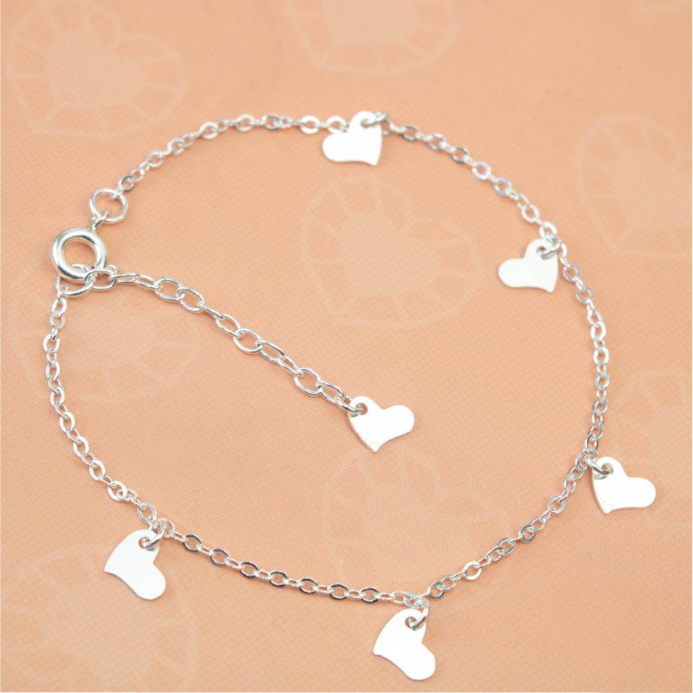 pulsera de plata con corazones, pulsera con colgantes de corazon, pulsera plateada