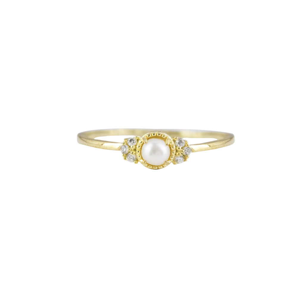 Anillo delicado con perla y piedras pequeñas. Anillo dorado