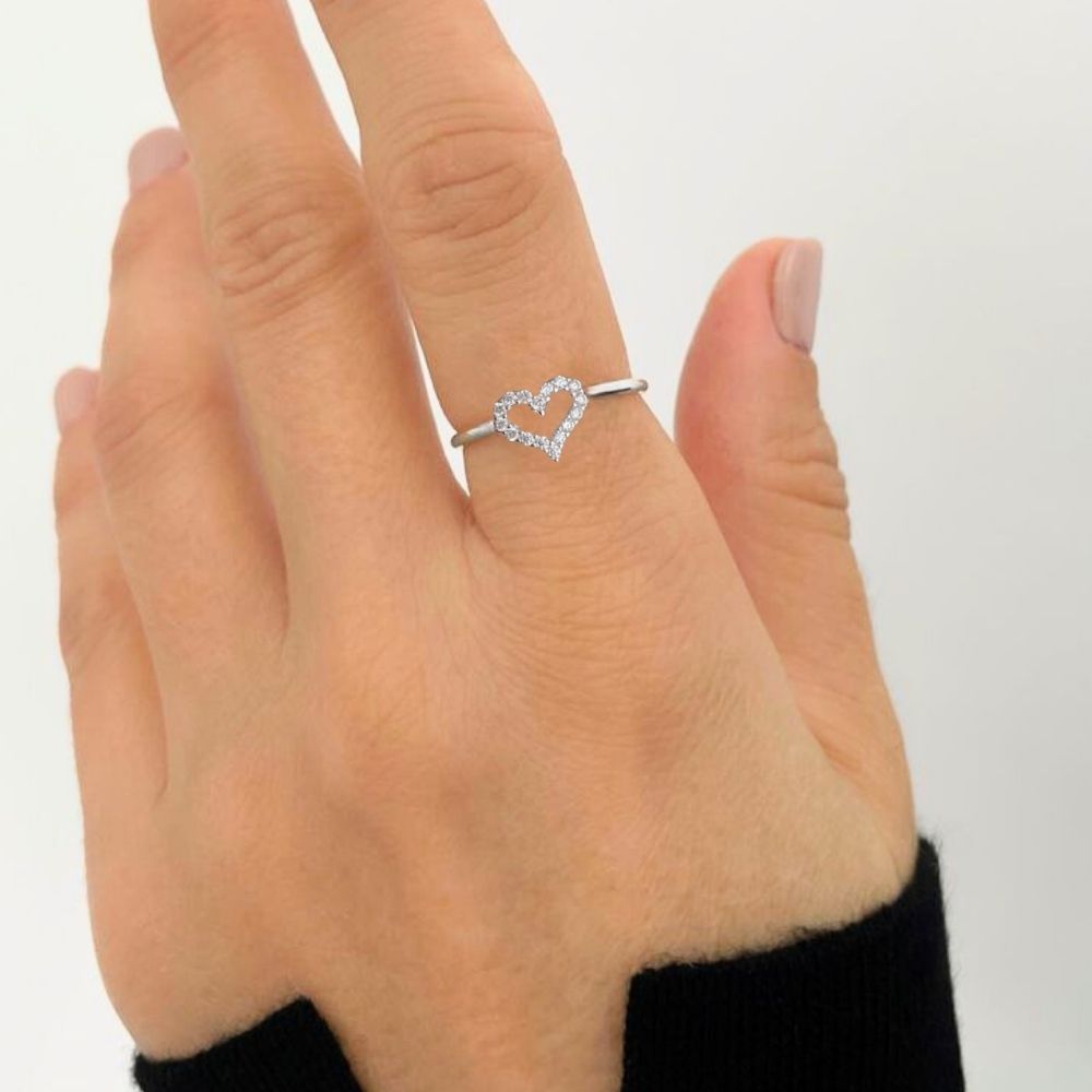 anillo de compromiso, anillo con piedras, anillo plateado con piedras, anillo con diamante, anillo de promesa, anillo de corazon, anillo de corazon con piedras, anillo para pareja, anillo delicado de corazon