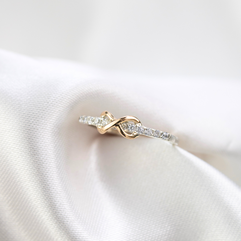 anillo de plata con oro, anillo infinito, anillo con piedras, anillo de compromiso, anillo de promesa