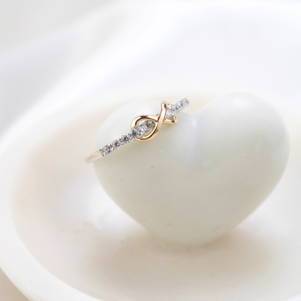 anillo de plata con oro, anillo infinito, anillo con piedras, anillo de compromiso, anillo de promesa