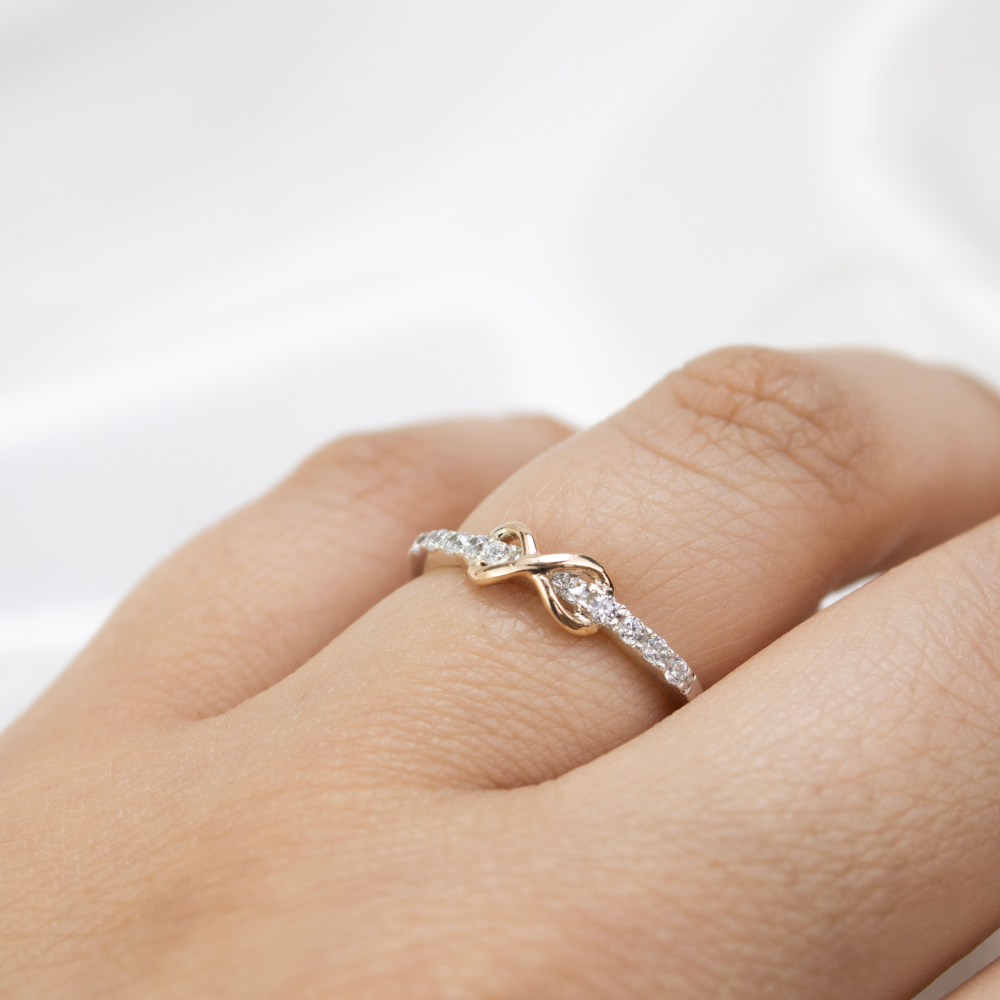 anillo de plata con oro, anillo infinito, anillo con piedras, anillo de compromiso, anillo de promesa