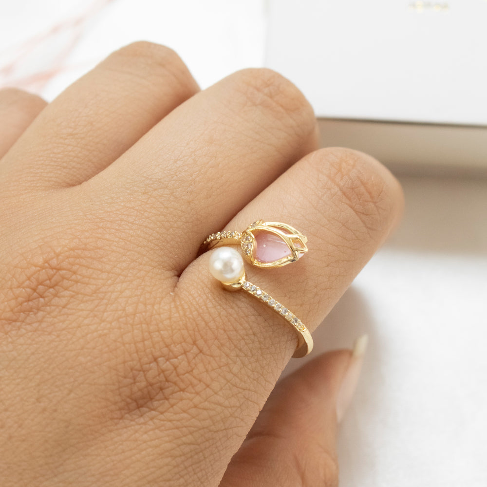 Anillo de flor, tulipan con piedra rosada y perla. Anillo dorado regulable de flor o tulipan