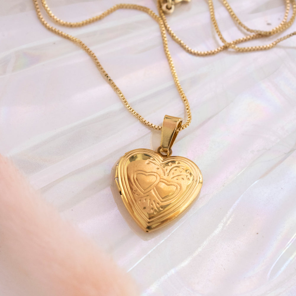 collar relicario corazon con grabado de corazones dorado, collar de corazon dorado, collar para poner fotos