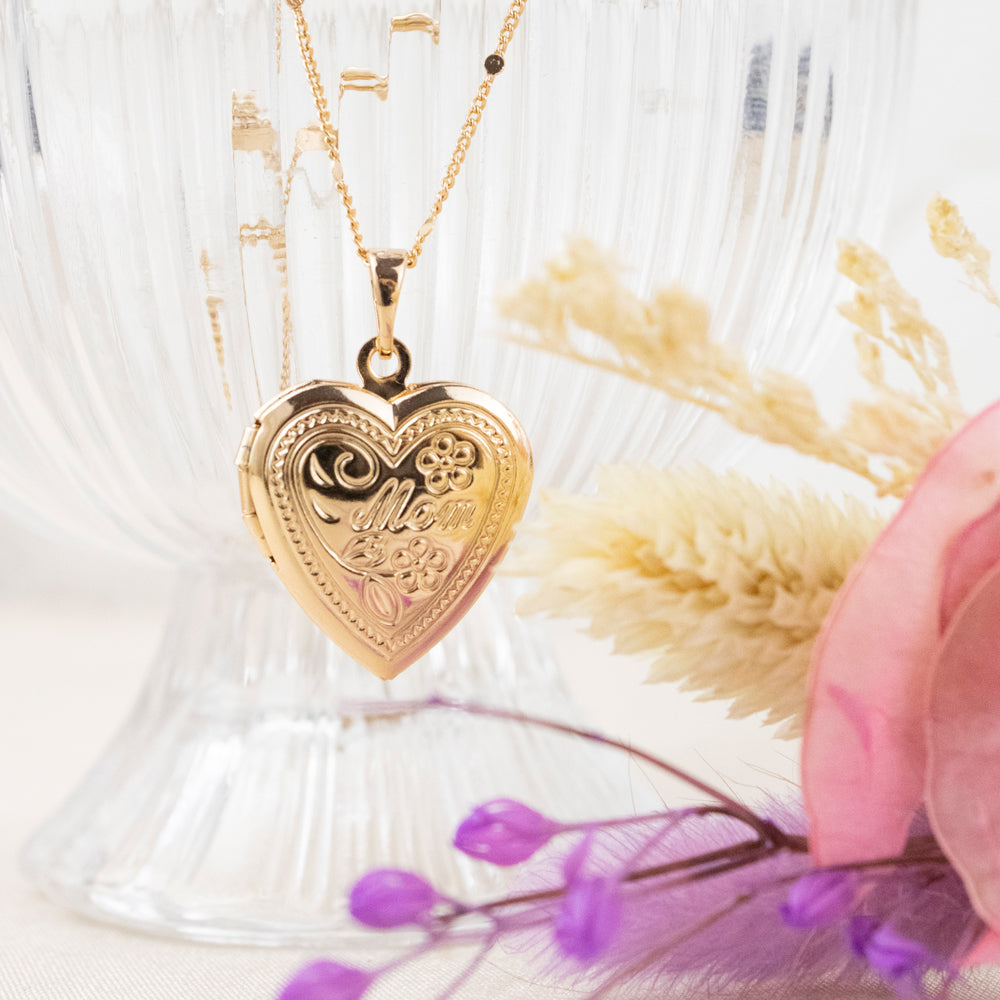 Relicario en forma de corazón con grabado de mamá, con encapsulado de 2 fotos en tono dorado