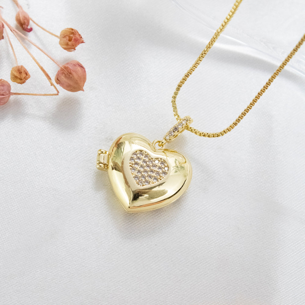 collar relicario en forma de corazon con piedras  dorado, collar de corazon, collar para colocar fotos, collar dorado para poner fotos, collar con circones en forma de corazon