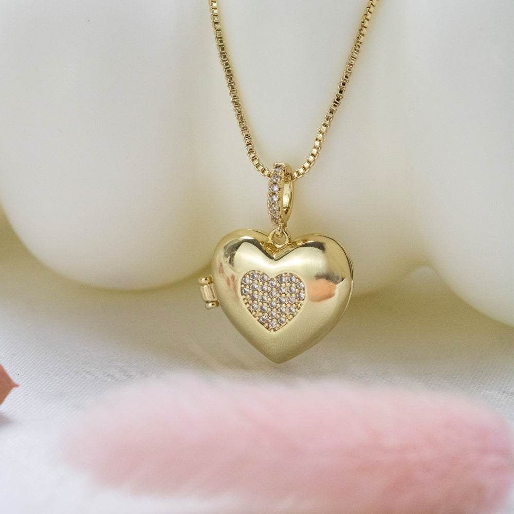 collar relicario en forma de corazon con piedras  dorado, collar de corazon, collar para colocar fotos, collar dorado para poner fotos, collar con circones en forma de corazon