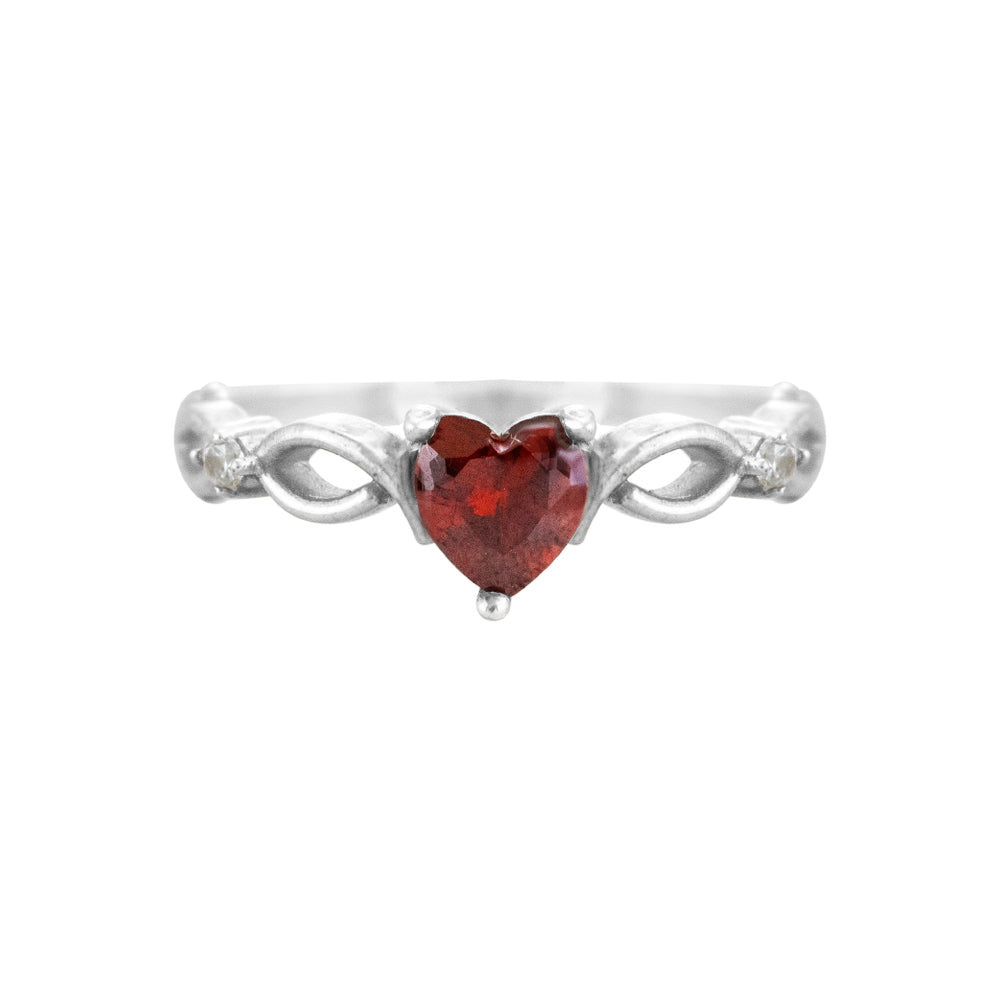 Anillo plateado con corazón rojo y diseño