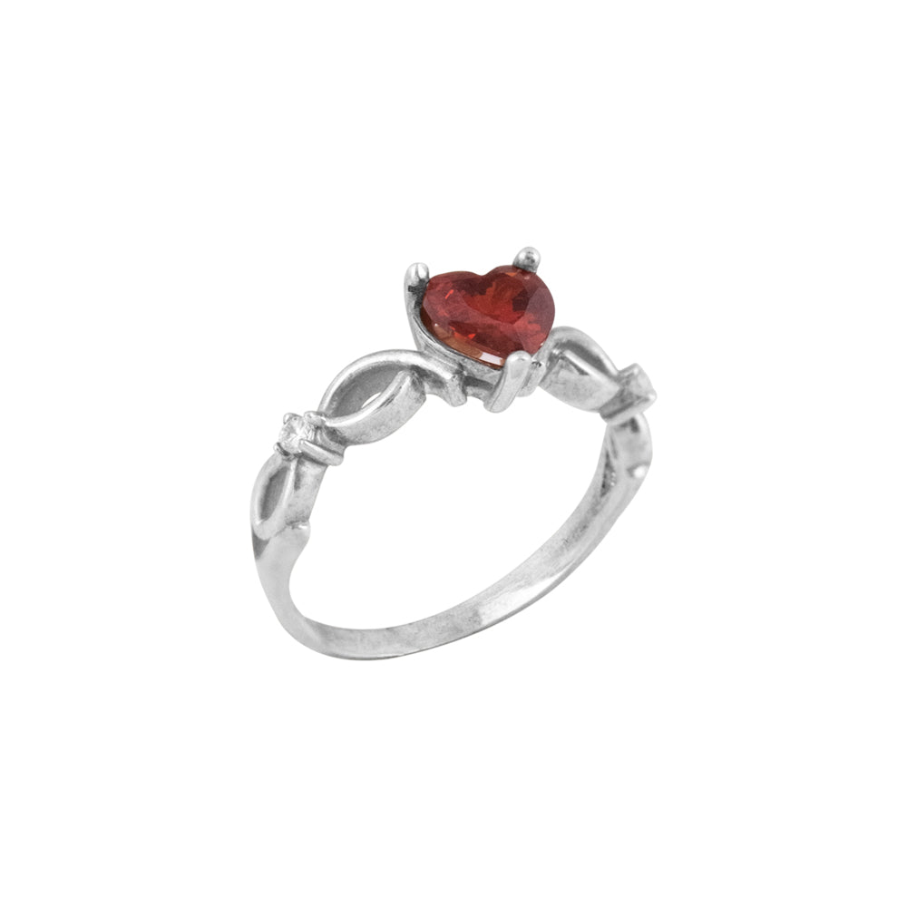 Anillo plateado con corazón rojo y diseño