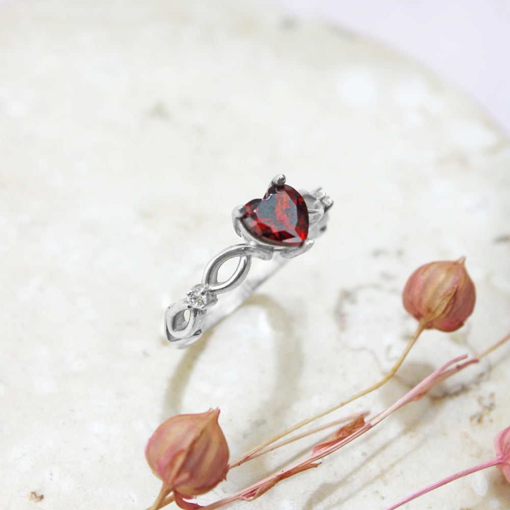Anillo plateado con piedra corazón rojo y diseño