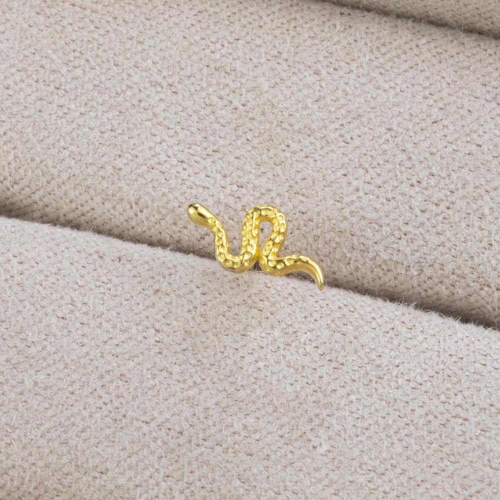 Piercing en forma de serpiente dorada