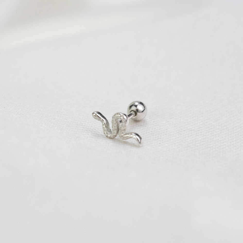 Piercing en forma de serpiente plateada 
