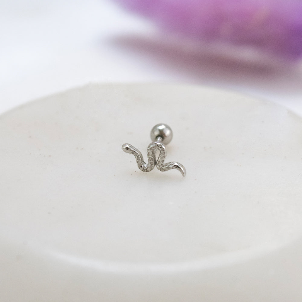 Piercing en forma de serpiente plateada 