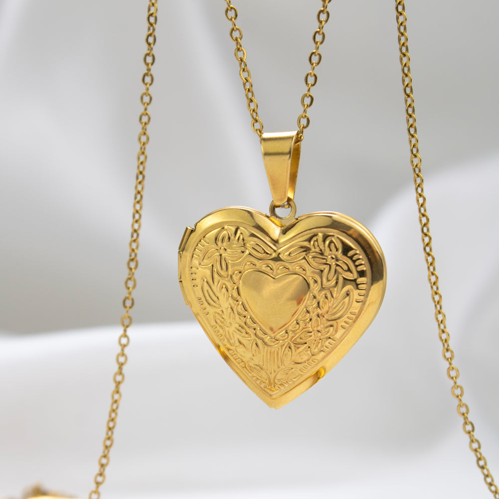 collar relicario grande, collar de corazon dorado, collar donde poner fotos, collar de acero de corazon