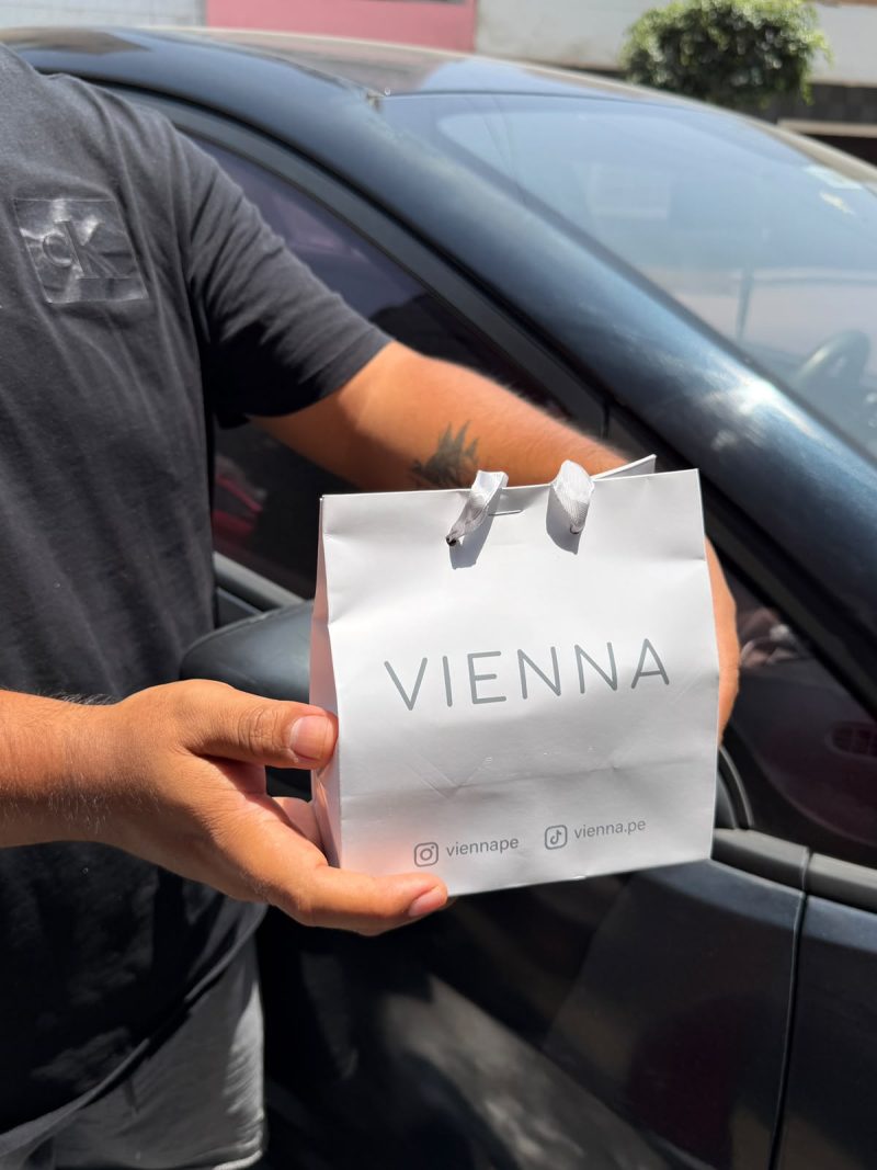 Cliente de Vienna con su pedido 2